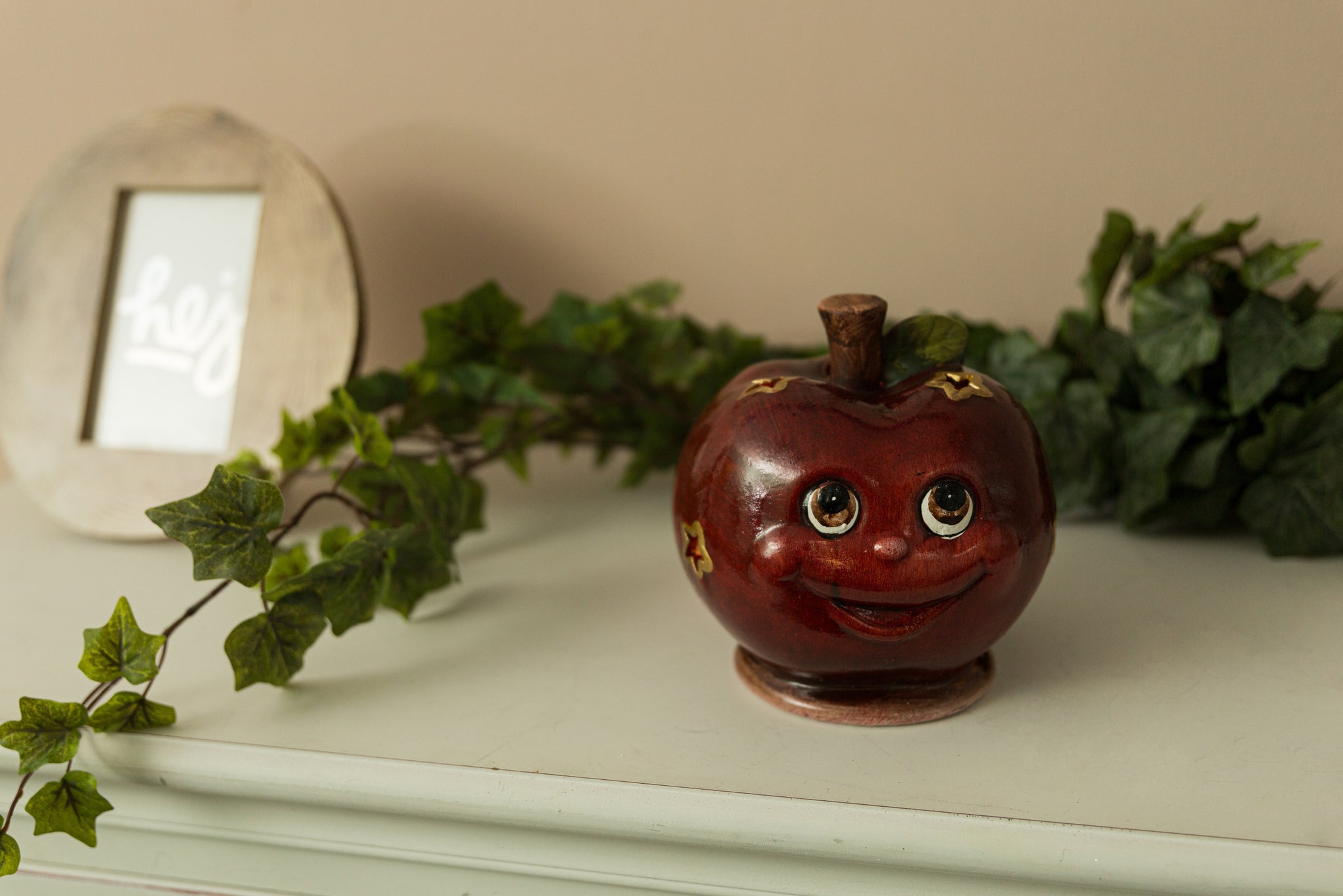 Windlicht Apfel aus Keramik: Entzückende Weihnachtsdekoration.