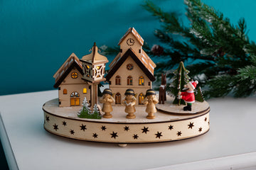 Spieluhr aus Holz mit kleinem Weihnachtsdorf