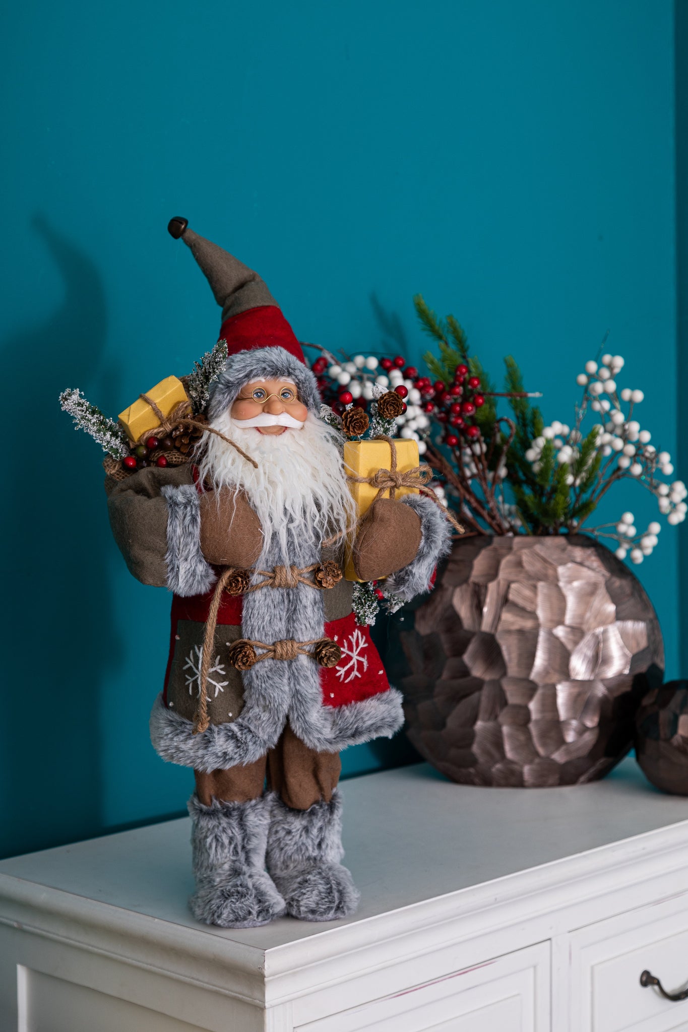 Weihnachtsmann Dekofigur, hochwertige Santa-Figur mit Charme