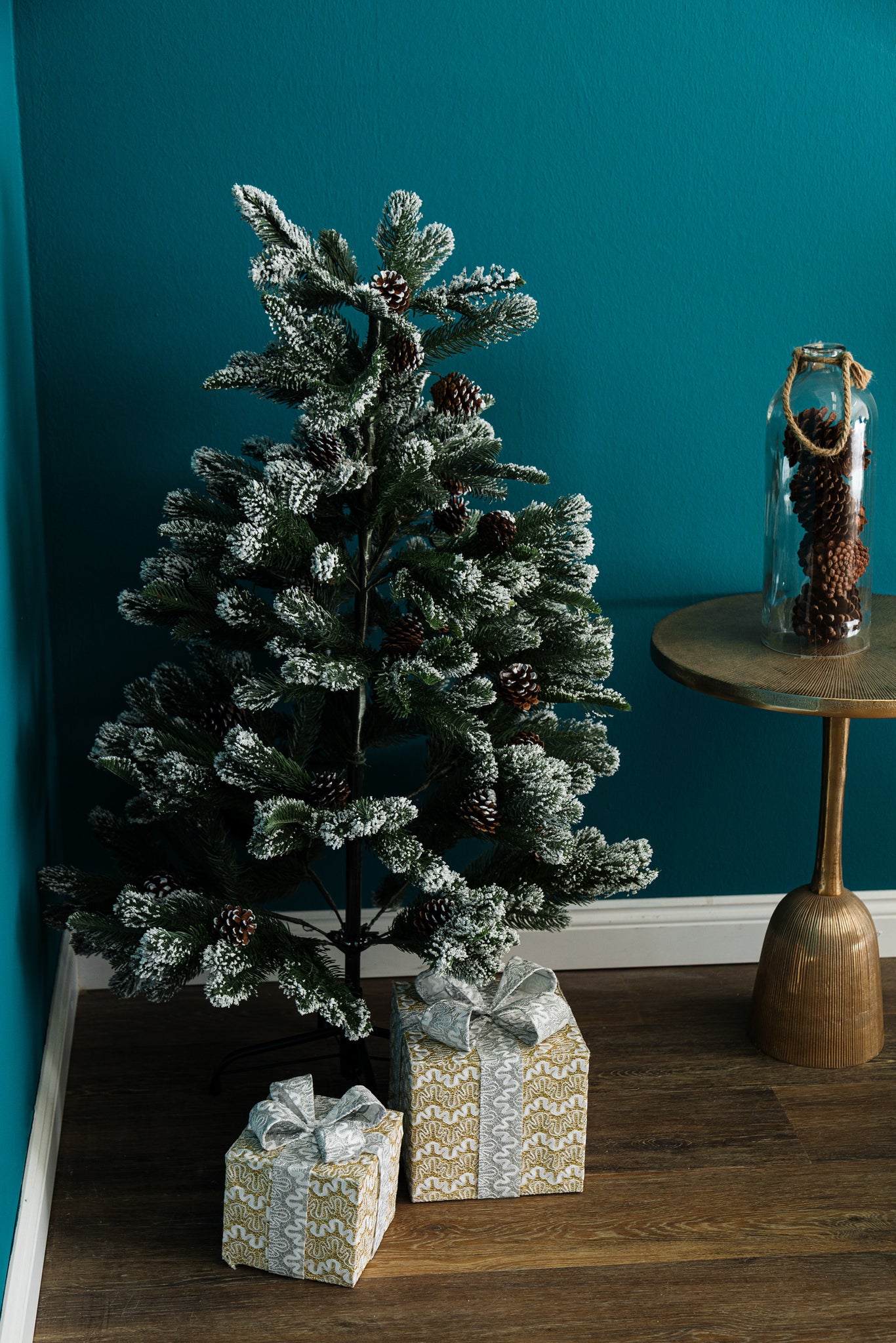 Künstlicher Weihnachtsbaum mit  Schnee und Zapfen 120cm, 315 Äste
