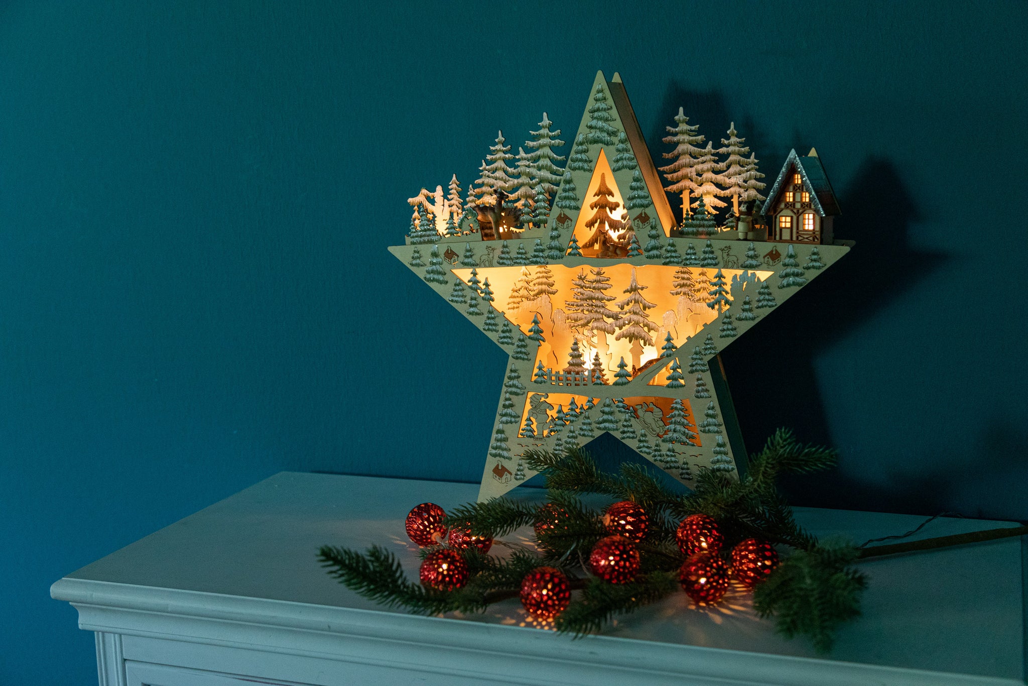 Weihnachtlicher Stern aus Holz mit Winterszene