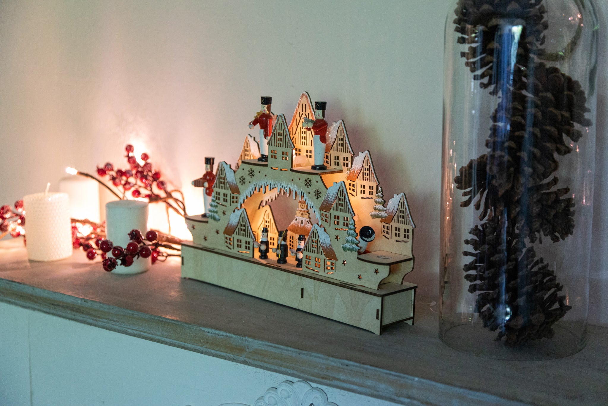 Niedliche Dekoration aus Holz mit kleinem Winterdorf zu Weihnachten