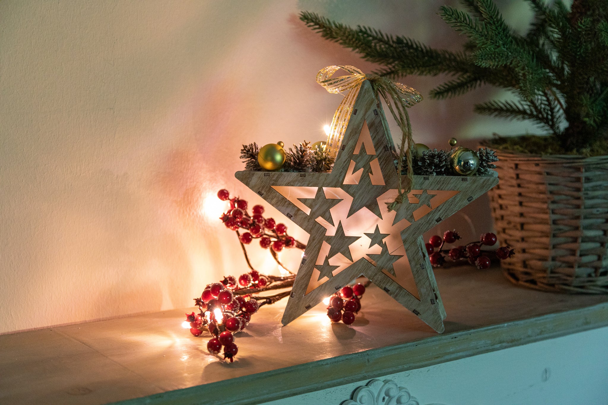 Winterlicher Stern aus Holz im weihnachtlichen Design